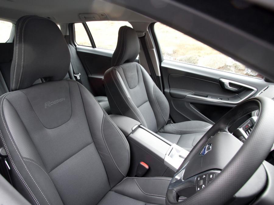  Volvo V60 R-Design 2010 года  (UK) (фото 2 из 15)